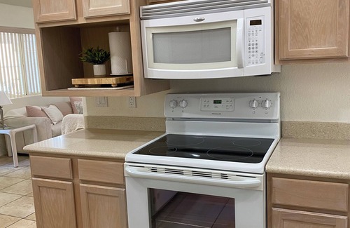 Lake Havasu City House | Family & Pet Friendly 4-BDR House! Walk to London Bridge, Restaurants & More!
