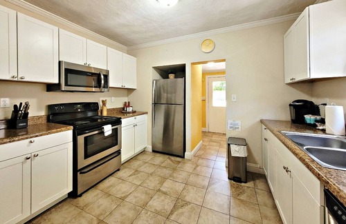 Holly Hill House | Family-Pet-Friendly, Everything You Love Is Conveniently Nearby-Privacy Fenced Backyard-Secure WiFi!