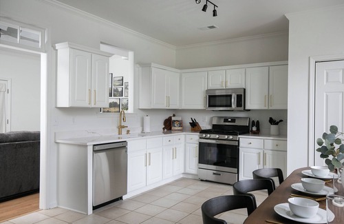Alabaster House | Family & Pet Friendly Modern Townhouse
