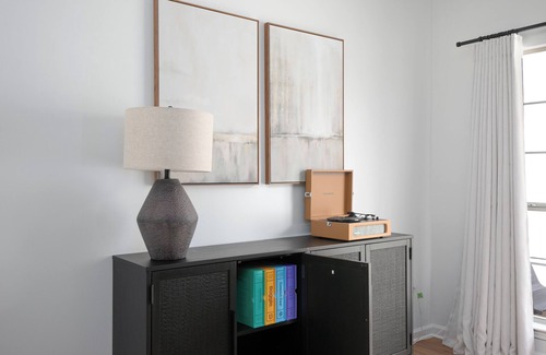 Alabaster House | Family & Pet Friendly Modern Townhouse