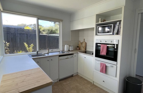 Torquay House | Family & Pet Friendly - Only 1 Block From The Beach & Flying Fox Playground