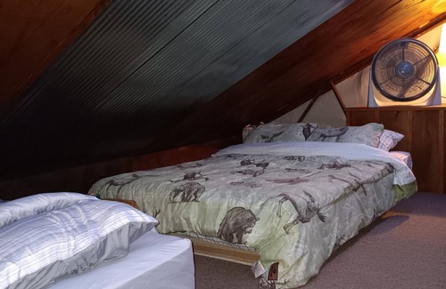 Yorktown Cabin | Family/pet-friendly, secluded lodge w/fishing!