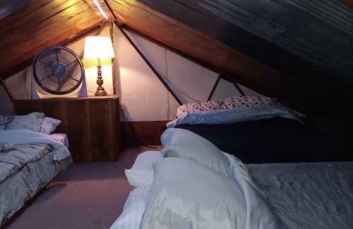 Yorktown Cabin | Family/pet-friendly, secluded lodge w/fishing!