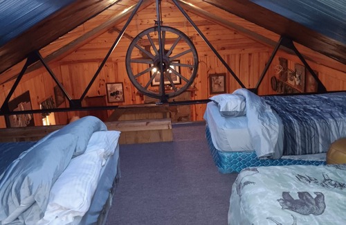 Yorktown Cabin | Family/pet-friendly, secluded lodge w/fishing!