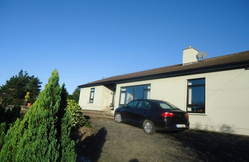 Newmarket on Fergus House | Family Retreat With Panoramic Lake View And Large Front And Back Gardens