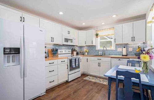 Spring Lake House | Family Retreat at Village Farmhouse - Near Grand Haven Beach