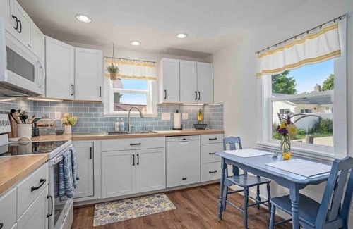 Spring Lake House | Family Retreat at Village Farmhouse - Near Grand Haven Beach