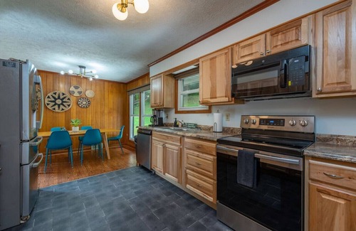 Waynesville House | Family Retreat, Fire Pit, Grill, and 4.5 Acres!