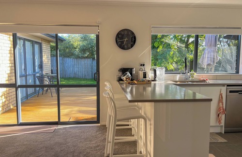 East Tamaki House | Family Retreat w/Playground Views in East Tamaki