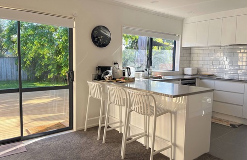 East Tamaki House | Family Retreat w/Playground Views in East Tamaki