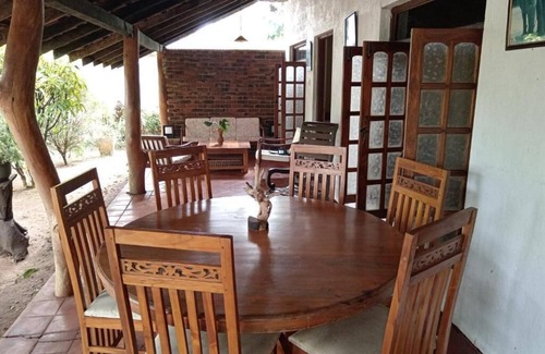 Habarana Cabin | Family Room - Eagles Wing's GuestHouse