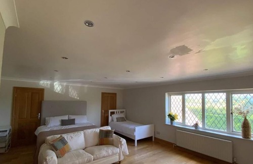 Great Hallingbury Apartment | Family Room with Shared Bathroom: