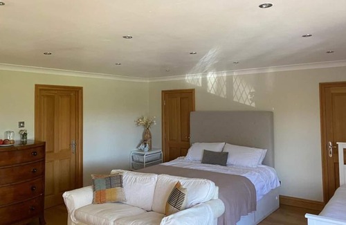 Great Hallingbury Apartment | Family Room with Shared Bathroom:
