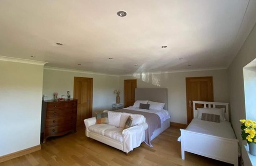 Great Hallingbury Apartment | Family Room with Shared Bathroom: