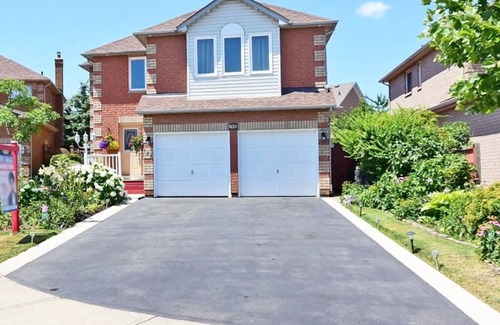 Brampton House | Family Room in Brampton - Room 2