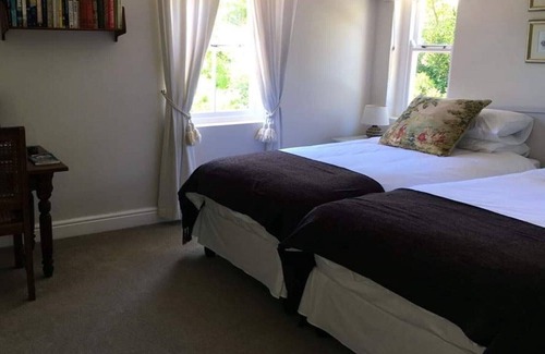 Maun House | Family Room with Bathroom