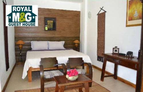 Maun House | Family Room with Bathroom