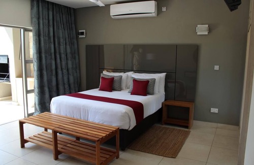 Maun House | Family Room with Bathroom