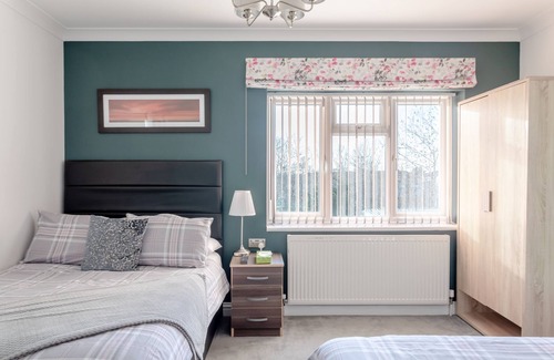 Queensbury House | Family room with private bathroom