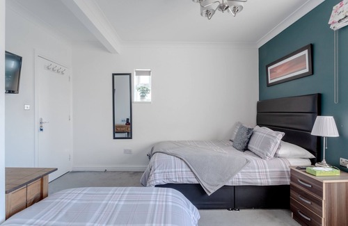 Queensbury House | Family room with private bathroom