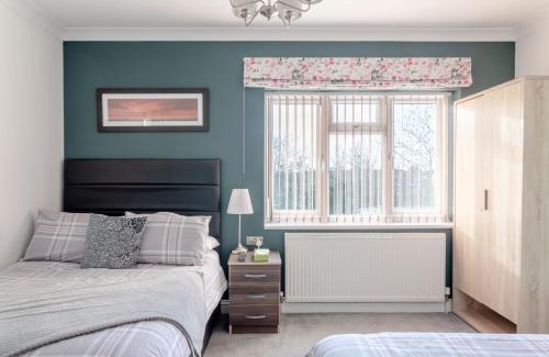 Queensbury House | Family room with private bathroom