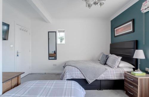 Queensbury House | Family room with private bathroom