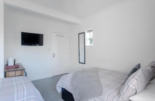 Queensbury House | Family room with private bathroom