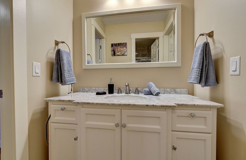 Central Okanagan Bed & Breakfast | Family Room With Shared Bathroom