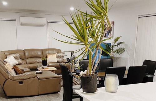 Fletcher House | Family size quiet house - nice 3 bedroom home 25 minutes to CBD