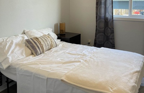 Bayshore - Klatt Apartment | Family size Unit near Shopping