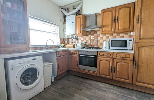Cathays House | Family-sized comfort - Walk to Lake & City Centre
