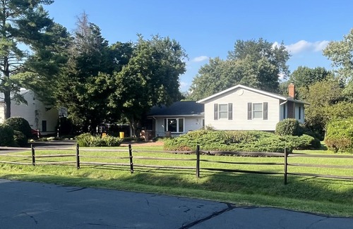 Annapolis House | Family Sized Contemporary in Spacious Neighborhood