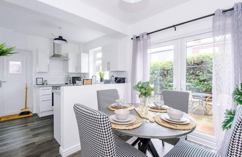 Blacon House | Family sized home 3 miles from Chester Zoo