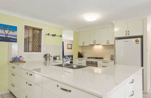 Noosaville House | Family sized, peacefully quiet