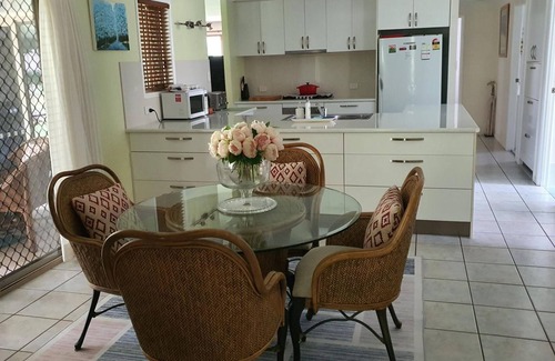 Noosaville House | Family sized, peacefully quiet