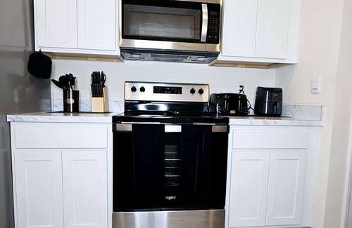 OakLeaf Plantation House | Family-sized townhome, mins from wedding venue & shopping @ Oakleaf Town Center