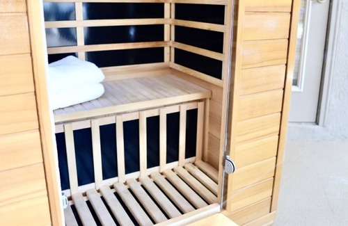 Sebastian Highlands House | FAMILY SPA GETAWAY Relax & Heal in Our Modern Home SAUNA & SPA 6 beaches ARCADE