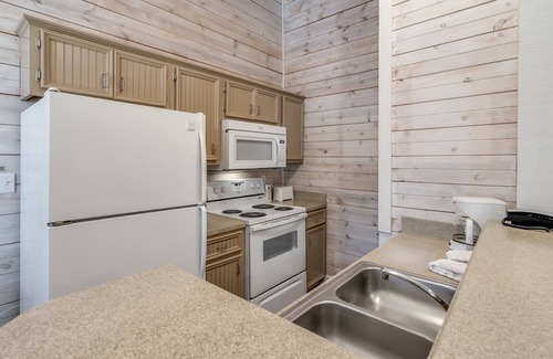 Conroe Villa | Family Vacation at Lake Conroe! | Villa + 5 Pools