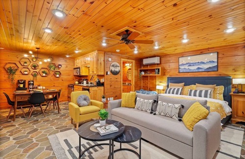 Banner Elk Cabin | Family Vacation*Mystic Glow Jungle*KidsSafari*Pets*Firepit*HotTub*Luxe Amenities