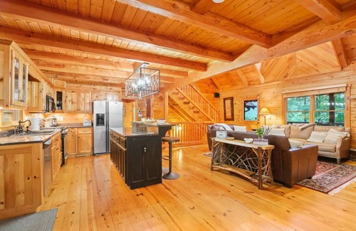 Banner Elk Cabin | Family Vacation*Mystic Glow Jungle*KidsSafari*Pets*Firepit*HotTub*Luxe Amenities