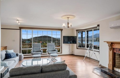 Lindisfarne House | FAMILY with children of all ages;Water/Bridge View