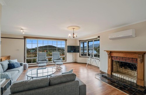 Lindisfarne House | FAMILY with children of all ages;Water/Bridge View