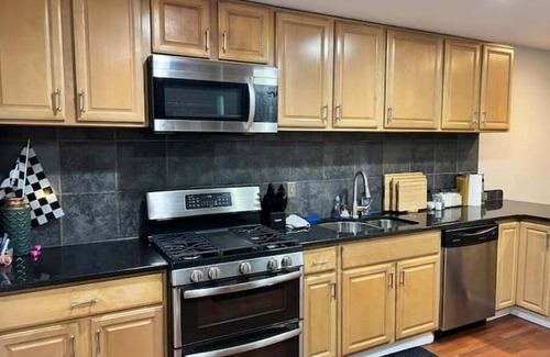 Downtown Baltimore House | "Fan Favorite"- Historic townhouse blocks from Ravens & Orioles Stadiums & UMMC
