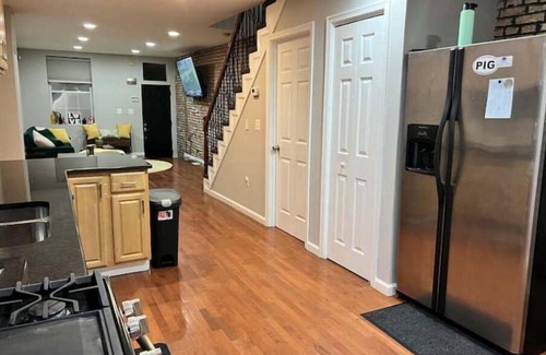 Downtown Baltimore House | "Fan Favorite"- Historic townhouse blocks from Ravens & Orioles Stadiums & UMMC
