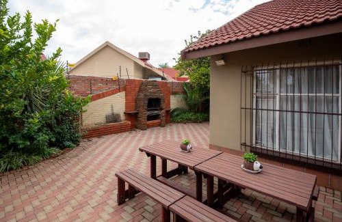Kareeberg Bed & Breakfast | Fancy Yellow Guesthouse