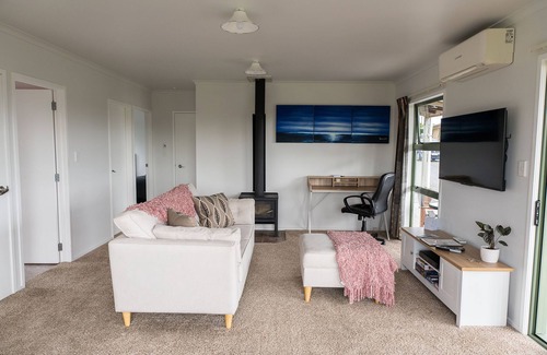Whatawhata Cottage | Fantail Cottage - 35mins to Raglan &15 mins to shopping centre.nFarm outlook