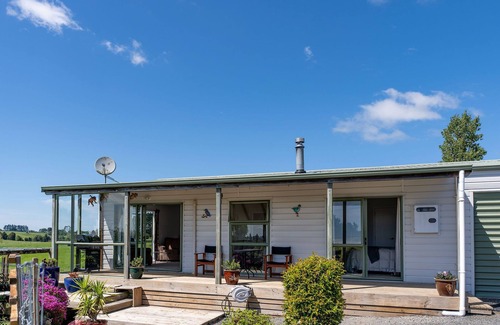 Whatawhata Cottage | Fantail Cottage - 35mins to Raglan &15 mins to shopping centre.nFarm outlook