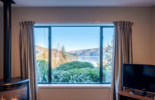 Akaroa Cottage | Fantail Cottage with Sea Views - Akaroa Home