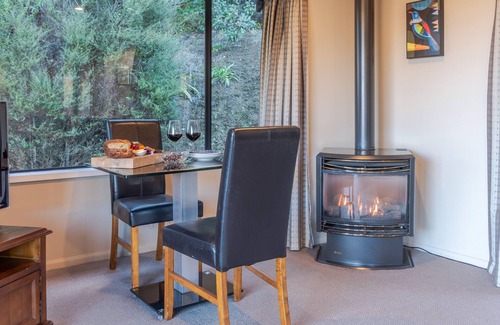 Akaroa Cottage | Fantail Cottage with Sea Views - Akaroa Home