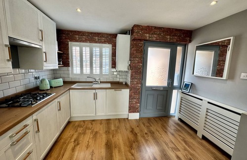 Royal Leamington Spa House | Fantastic 2-Bed House with Parking-Hosted by Hutch